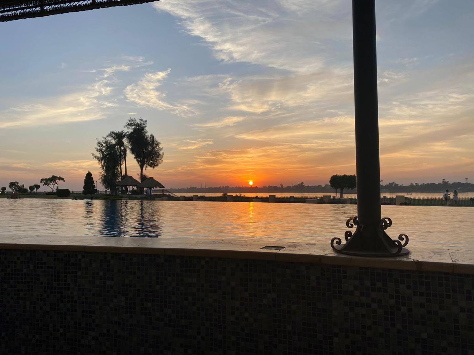 Jolie Ville Hotel & Spa Kings Island Луксор Экстерьер фото Sunset at the lake