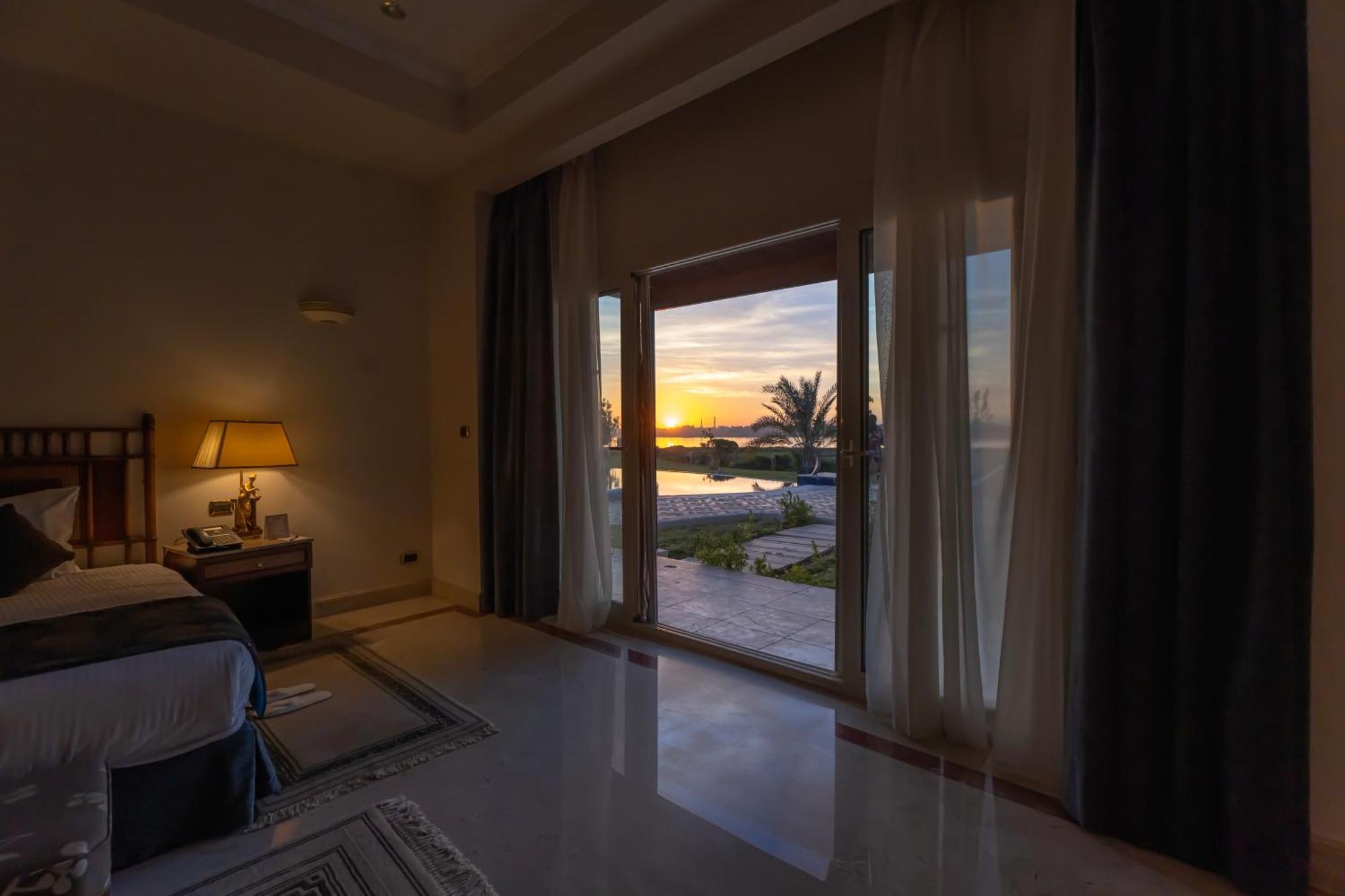 Jolie Ville Hotel & Spa Kings Island Луксор Экстерьер фото Sunset view from a bedroom