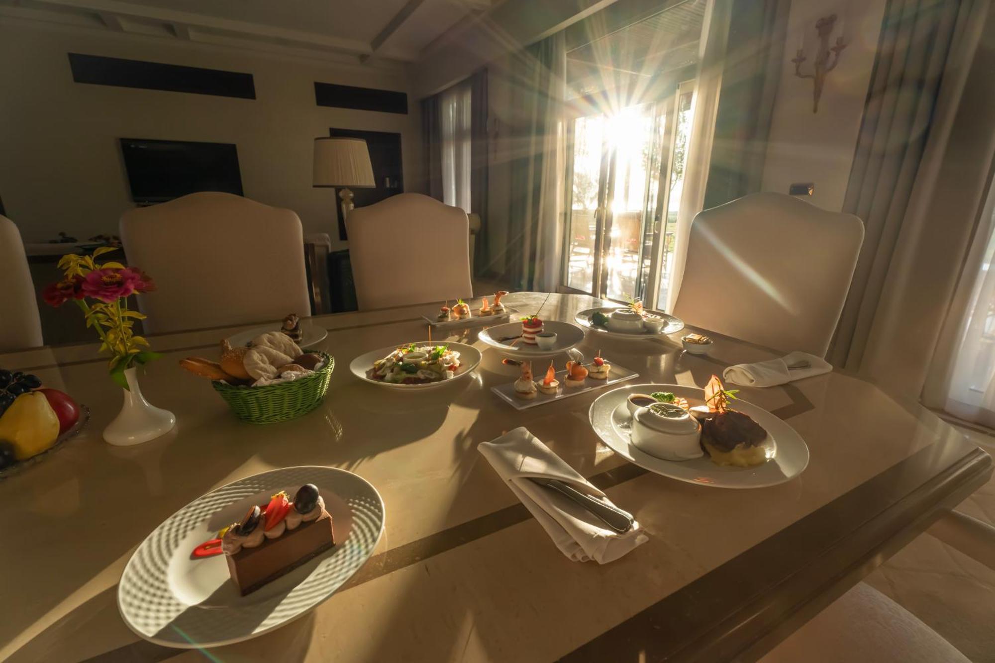 Jolie Ville Hotel & Spa Kings Island Луксор Экстерьер фото A table set for a meal
